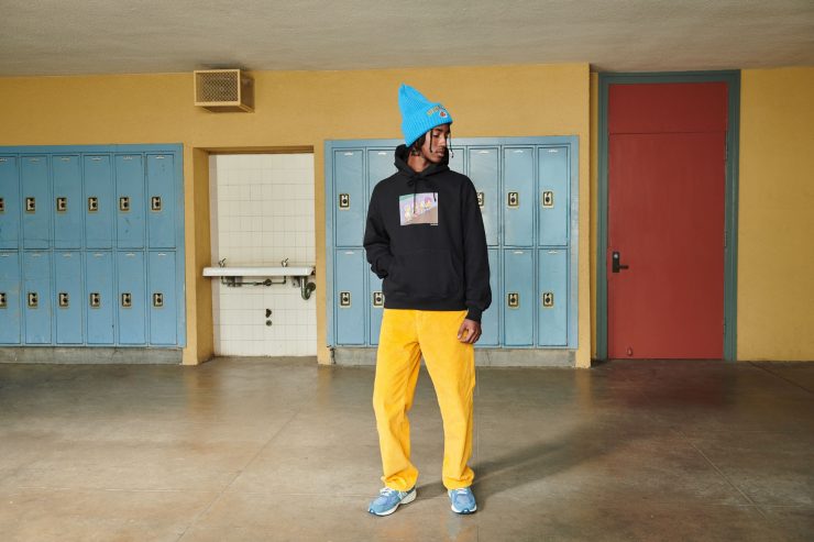 也有各種向春田小學致敬的校園風格，包括ringer T恤、帽T、和以復古學校制服為靈感的寬鬆鯨魚黃燈芯絨外套和長褲。(2)