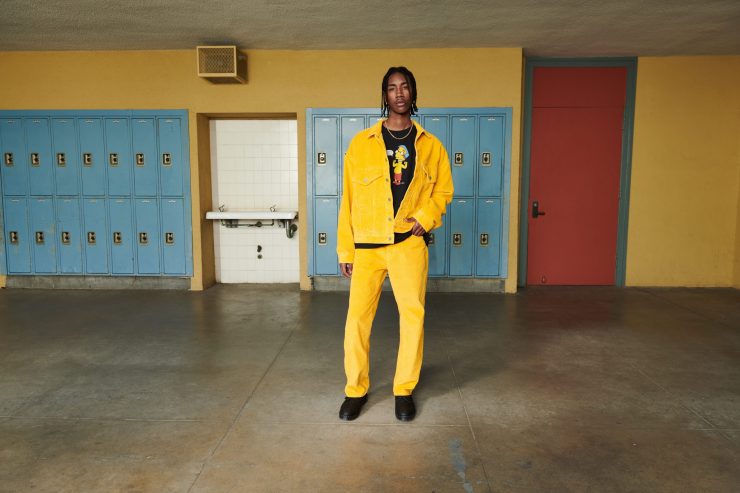 也有各種向春田小學致敬的校園風格，包括ringer T恤、帽T、和以復古學校制服為靈感的寬鬆鯨魚黃燈芯絨外套和長褲。(3)