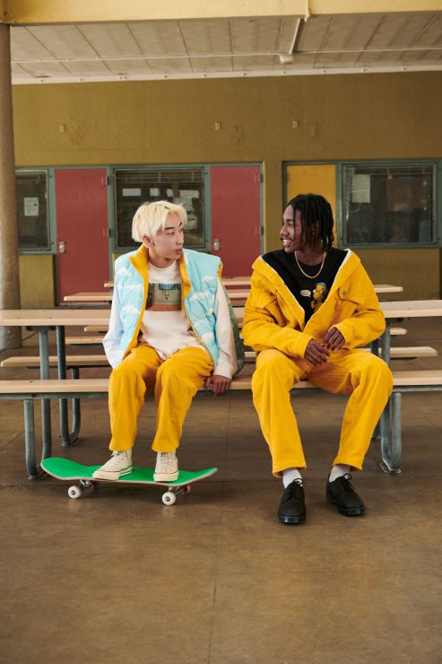 除了角色外，辛普森家庭影集中經典場景也被運用於本次設計上，如T恤、連帽衫、和水手領套頭衫，另外亦有推出多款配件，包括刺繡圖案毛帽和藍天白雲的Levi’s® Sling Bag斜背包