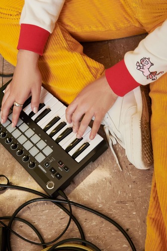 濃厚的復古校園文化氣息結合新鮮和時尚風格設計，將大家瞬間帶回另一個時代，彷彿置身春田市般充滿歡笑和快樂情懷。(4)