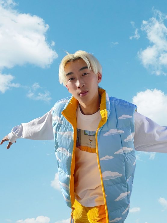 系列單品包括向辛普森家庭的片頭致敬 的Puffer Vest雙面鋪棉背心，藍天白雲搭配另一面代表辛普森家庭經典黃色。(2)