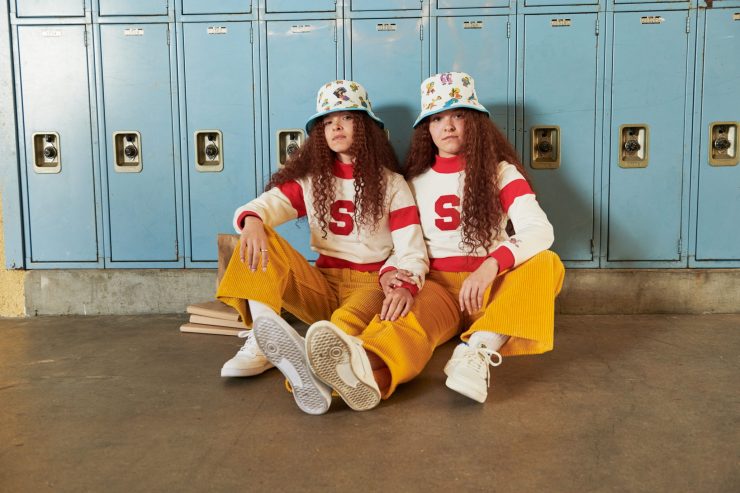 除了角色外，辛普森家庭影集中經典場景也被運用於本次設計上，如T恤、連帽衫、和水手領套頭衫，另外亦有推出多款配件，包括刺繡圖案毛帽和藍天白雲的Levi’s® Sling Bag斜背包