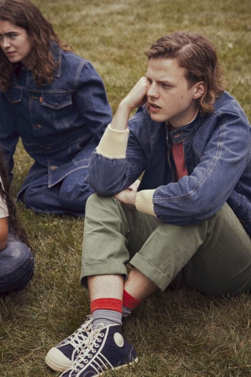 同時，春夏季度斜紋褲採用質地柔軟的布料以及寬鬆的剪裁，並透過褲腳反褶和中線壓痕設計以達到七零年代經典垂墜感風格