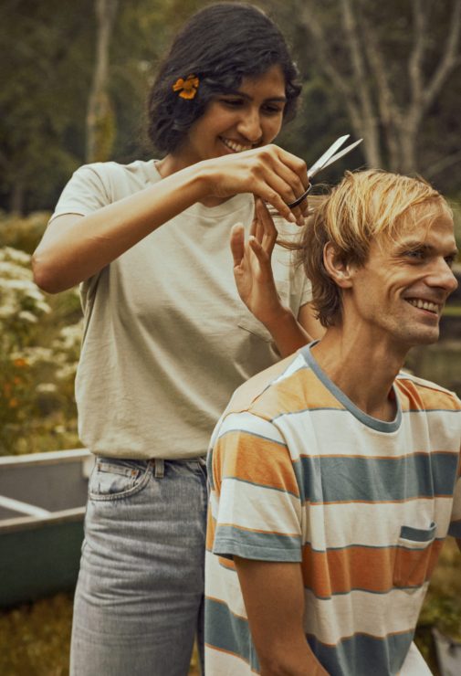 更多復刻單品包含：下擺和袖子以卡其色布料點綴的Orange Tab橘標連帽丹寧外套，以及七零年代常見的條紋口袋T裇，其中更少不了展現學院風的必備單品