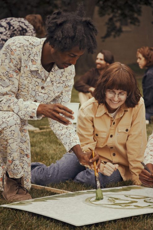 更多復刻單品包含：下擺和袖子以卡其色布料點綴的Orange Tab橘標連帽丹寧外套，以及七零年代常見的條紋口袋T裇，其中更少不了展現學院風的必備單品(1)