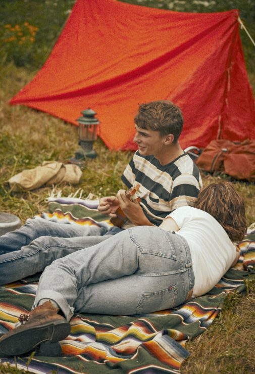 本季亮點包括1966 501®丹寧褲，從側縫線加上布料，修改為靴型喇叭褲，也向六零年代所掀起的喇叭褲風潮的客製化精神致敬