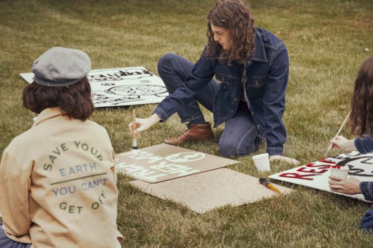 系列裡更有多款夾克外套和衛衣，其中包括六零年代風格的復古金屬釦燈芯絨外套，以西式口袋、腰線無束口設計，重現Levi’s® Slim Fits品牌特色
