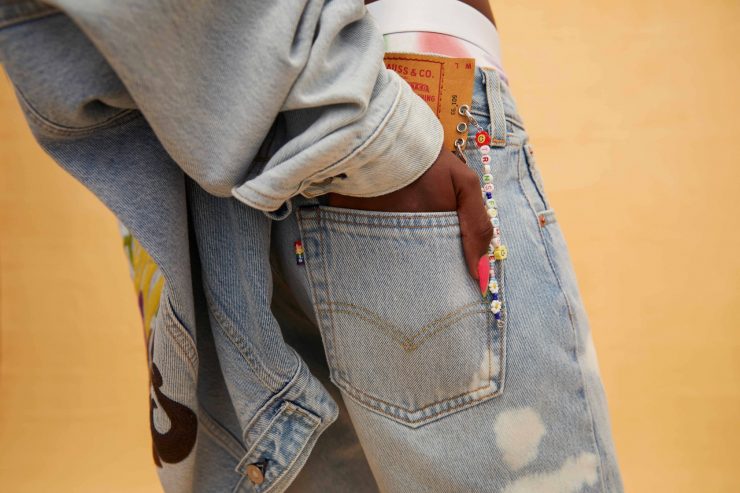 2022 Pride平權系列的褲款為501® ’93短褲版型，Levi’s®彩虹旗標籤特別使用大寫E、加入珍珠鈕釦並融入80年代蔚為風潮的塊狀字體風格設計。