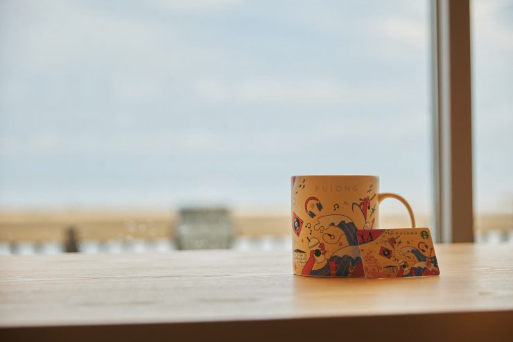 「福隆觀海馬克杯」與「福隆觀海隨行卡」，描繪出太平洋及雙溪河前後簇擁著的金黃色沙灘，以及獨一無二內河外海有著黃金海岸美譽的湛藍海景，並以福隆知名的沙雕創作藝術、