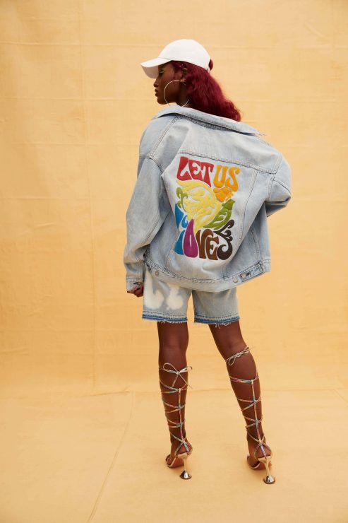 另有一丹寧品項為仿舊Type III丹寧夾克外套，內側縫有彩虹經典雙馬標籤，與褲款相同的珍珠鈕釦外，背後繡上的文字寫著Let Us Love（讓我們去愛）