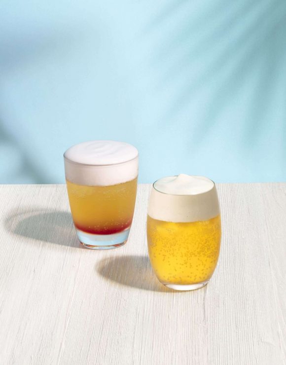 呼應福隆觀海門市美麗的晚霞，星巴克也特別打造了「霞之戀」，及靈感來自清晨昏暗的天空綻放出第一道曙光的「日出雲朵咖啡」