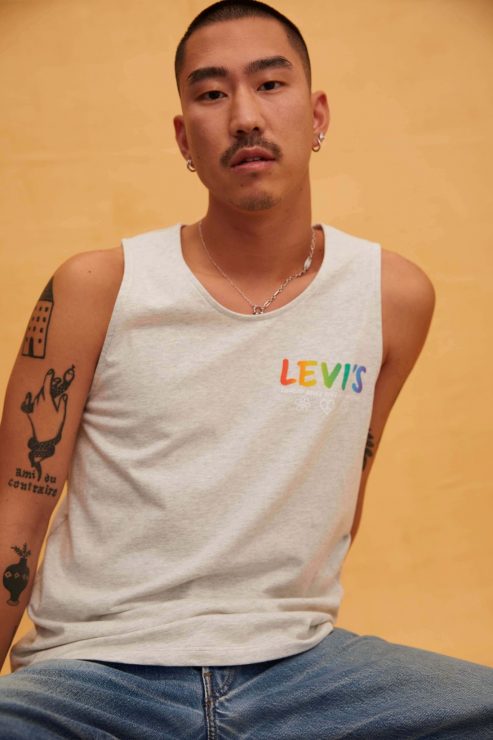 而寬版休閒圖紋背心亦包含著許多Pride平權系列元素，不僅如此，背面印有We Are All Magical Beings（我們都是神奇的存在）字樣。