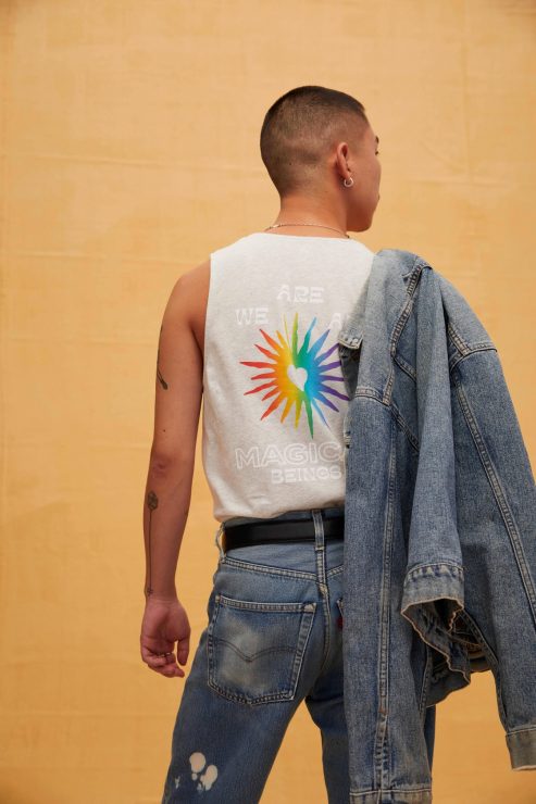 而寬版休閒圖紋背心亦包含著許多Pride平權系列元素，不僅如此，背面印有We Are All Magical Beings（我們都是神奇的存在）字樣。(1)