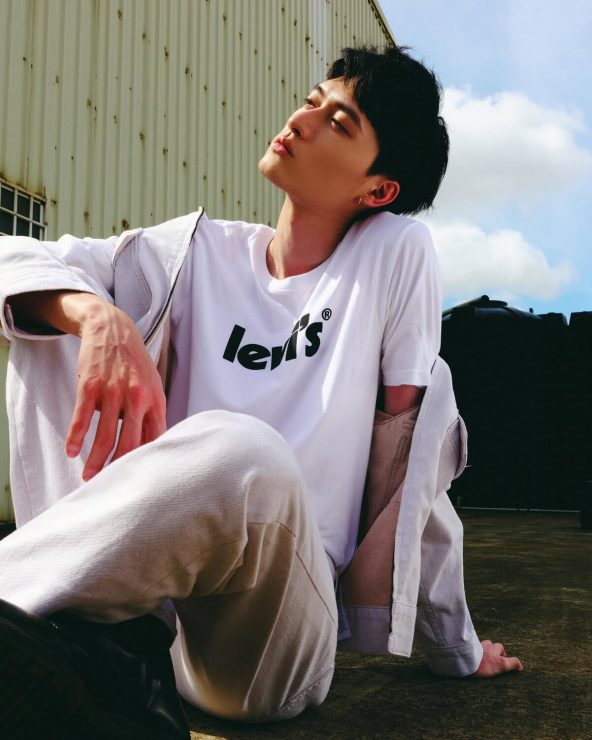 Levi’s®以 210g 以上高磅數打造，上身效果更加挺拔，亦能避免透膚、走光等夏日常見的尷尬狀況