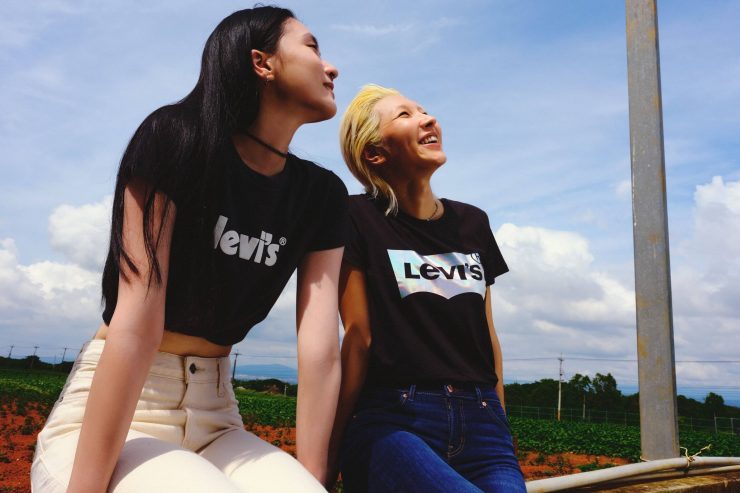 期待大家在今年夏天與我們一同套上 Levi’s® Logo Tee，成為繁繁群星當中最亮眼的自己。