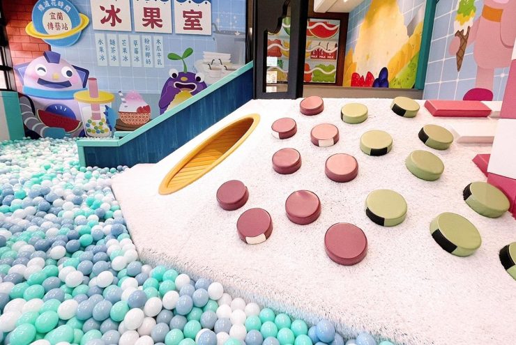 以冰果室必備的刨冰機為發想，營造在配料豐富的刨冰上玩耍意境