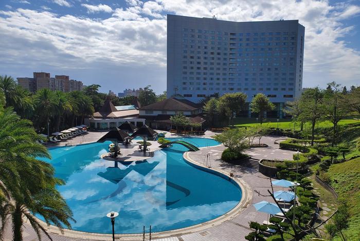 室外360坪的游泳池，讓旅客暢「游」在花蓮的藍天美景中