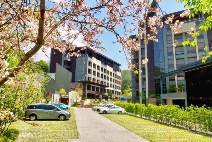 被樹林包圍的飯店，如同世外桃源