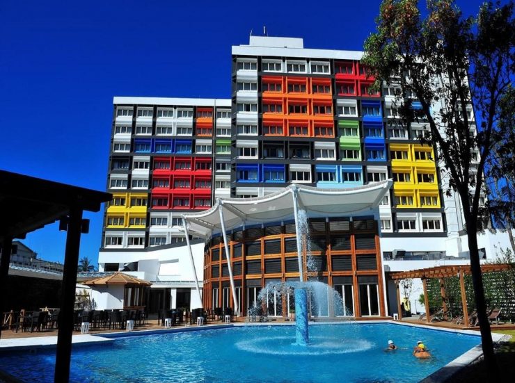 飯店外觀以蒙德里安為設計主題，充滿童趣的人物、圖案與和諧的配色，將旅宿空間打造為一個無憂的童話樂園(1)