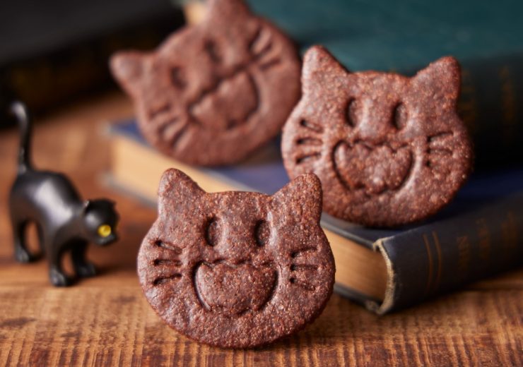 03 「黑貓巧克力造型餅乾」以詭趣表情搭配香濃不膩口的可可，融合而成應景美味。